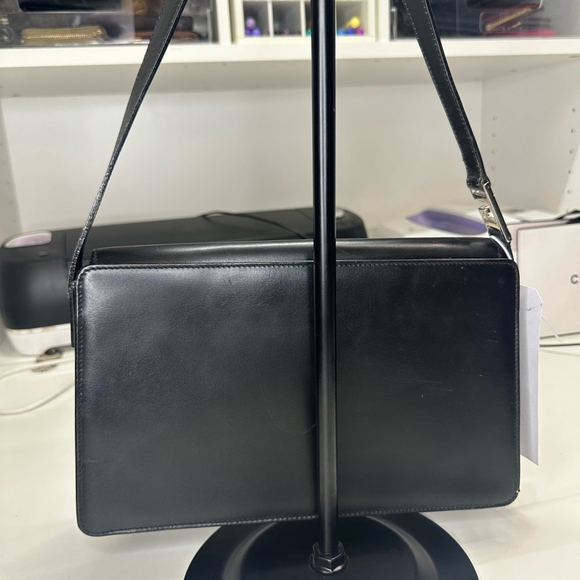 Sleek Black Gucci Shoulder Bag with Structured Design and Thin Strap - Picture 6 of 16